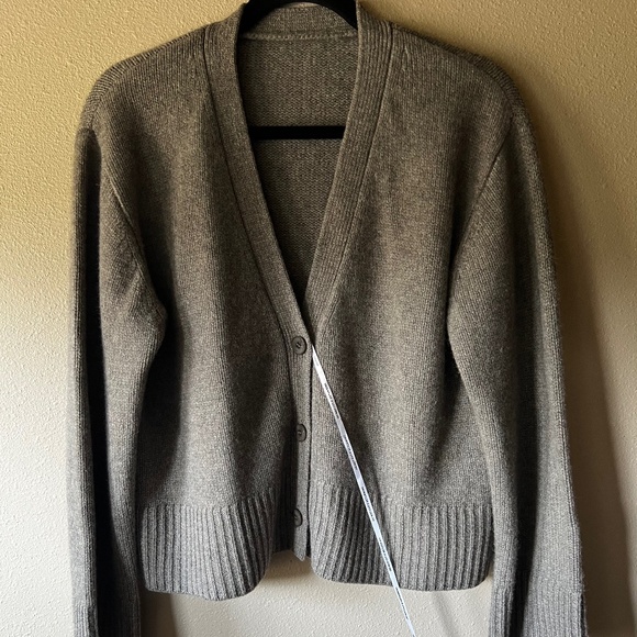 The Curated Classic Cashmere Cardigan in Otter Size S NWT - Picture 4 of 9